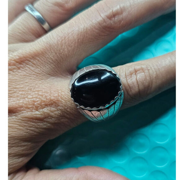 Vintage Navajo Men's Sterling Silver Onyx Cabochon Ring - Diné Fan Accents - Picture 5 of 5